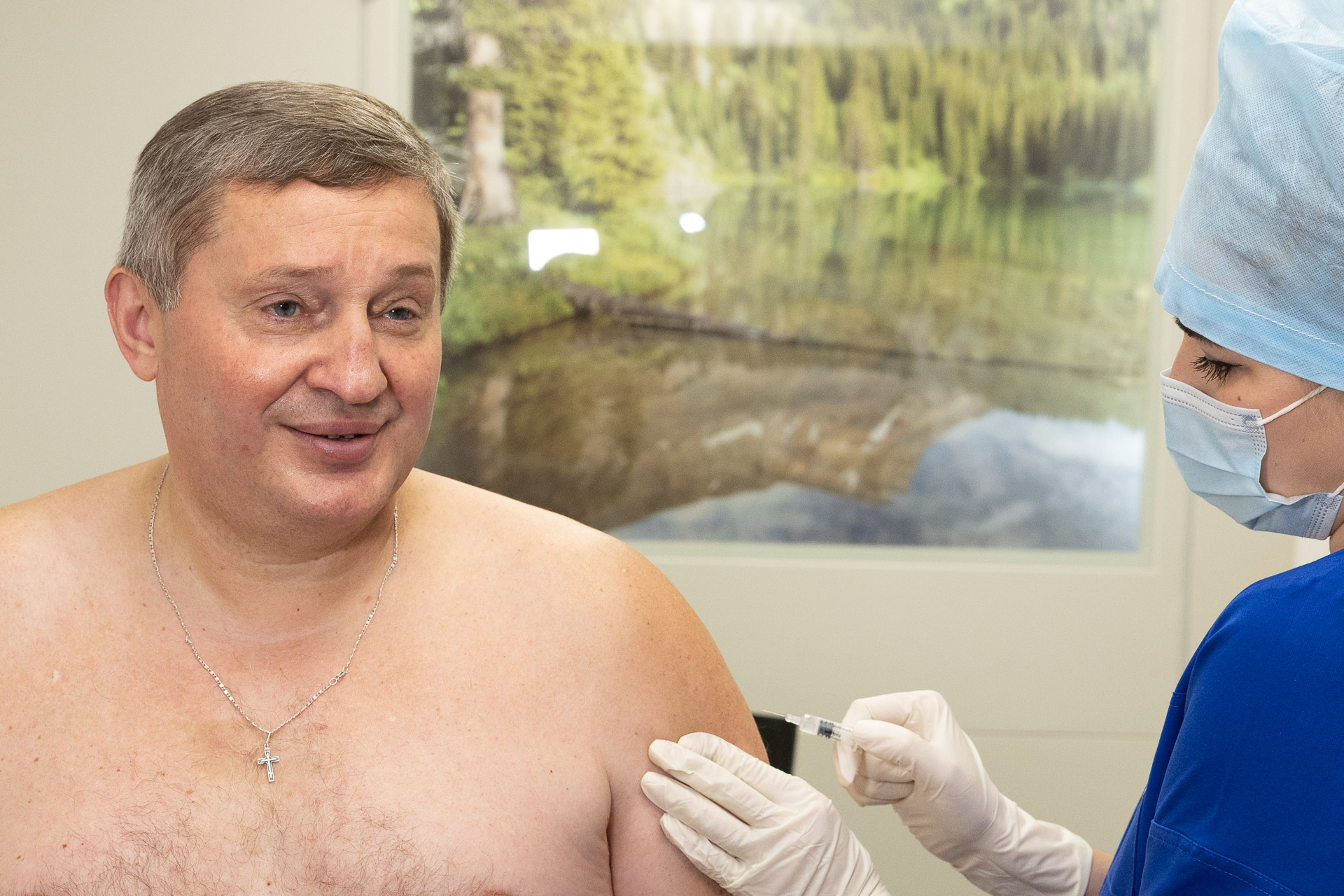 Губернатор Волгоградской области сделал прививку от гриппа
